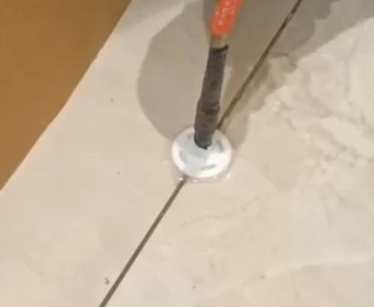 双牌瓷砖空鼓维修公司专业解答瓷砖在铺贴过程中，如果没有涂抹均匀到位的粘结材料（如水泥砂浆或瓷砖胶），可能会导致以下问题