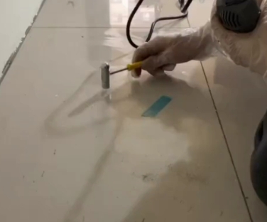 双牌瓷砖开裂维修公司专业分享瓷砖在铺贴前如果没有沥干水分，将会导致以下问题